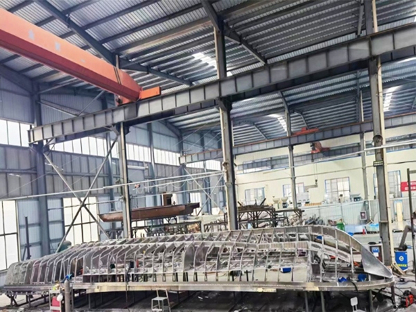 船體結(jié)實(shí)，造型美觀(guān)